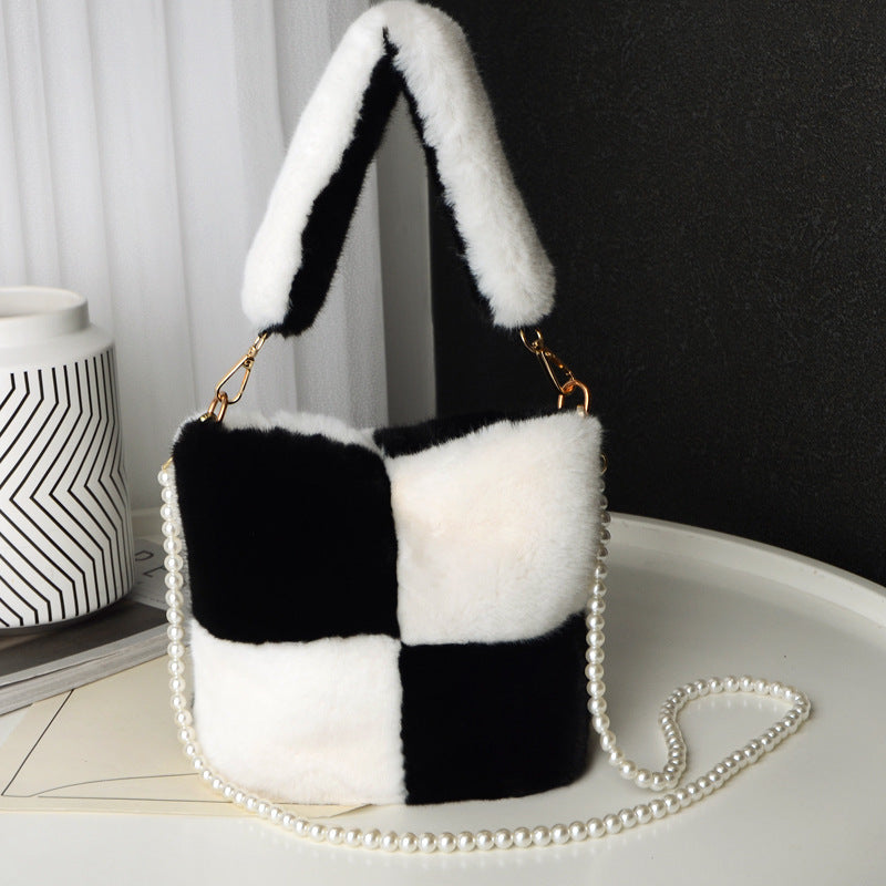 Sac seau en peluche à damier avec chaîne en perles, sacs à main de luxe tendance pour femmes, sacs à bandoulière personnalisés - LUXARAH