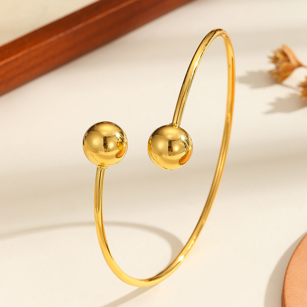 Bracelet ouvert à double perle en or 18 carats plaqué cuivre, au tempérament simple pour femme, idéal pour les cadeaux et le quotidien.