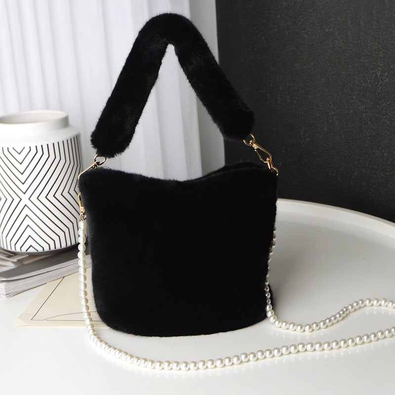 Sac seau en peluche à damier avec chaîne en perles, sacs à main de luxe tendance pour femmes, sacs à bandoulière personnalisés - LUXARAH