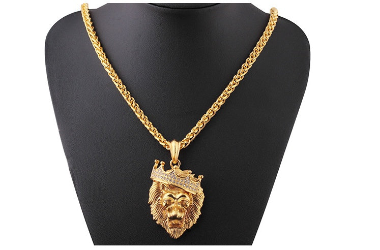Europa y Estados Unidos venden collares luminosos de hip-hop con corona de león y diamantes para hombre. Colgante luminoso unisex de hip-hop chapado en oro.