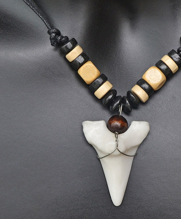 Colliers pour hommes et femmes avec pendentif imitation dent de requin