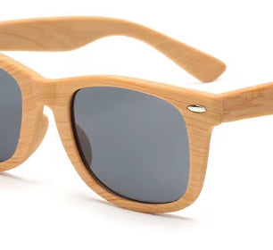 Lunettes de soleil rétro en plastique grain de bois avec clous de riz