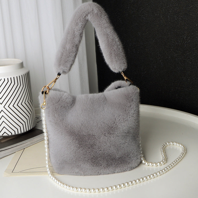 Sac seau en peluche à damier avec chaîne en perles, sacs à main de luxe tendance pour femmes, sacs à bandoulière personnalisés - LUXARAH