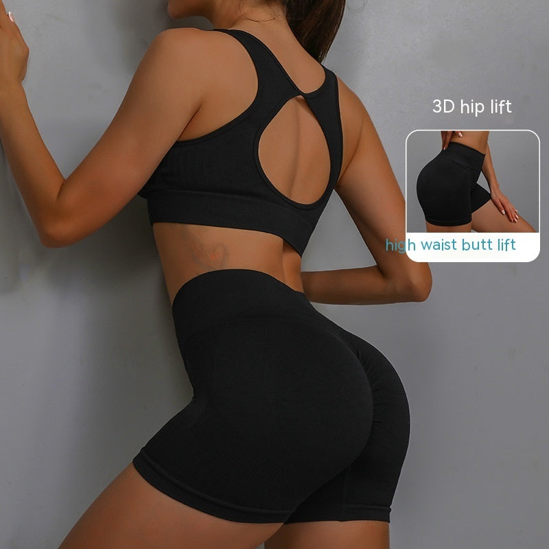 Ensemble de sport 2 pièces pour femme, short respirant rehaussant les hanches et soutien-gorge ajouré dans le dos.