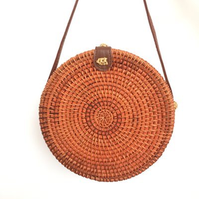 Sac tissé en rotin coloré