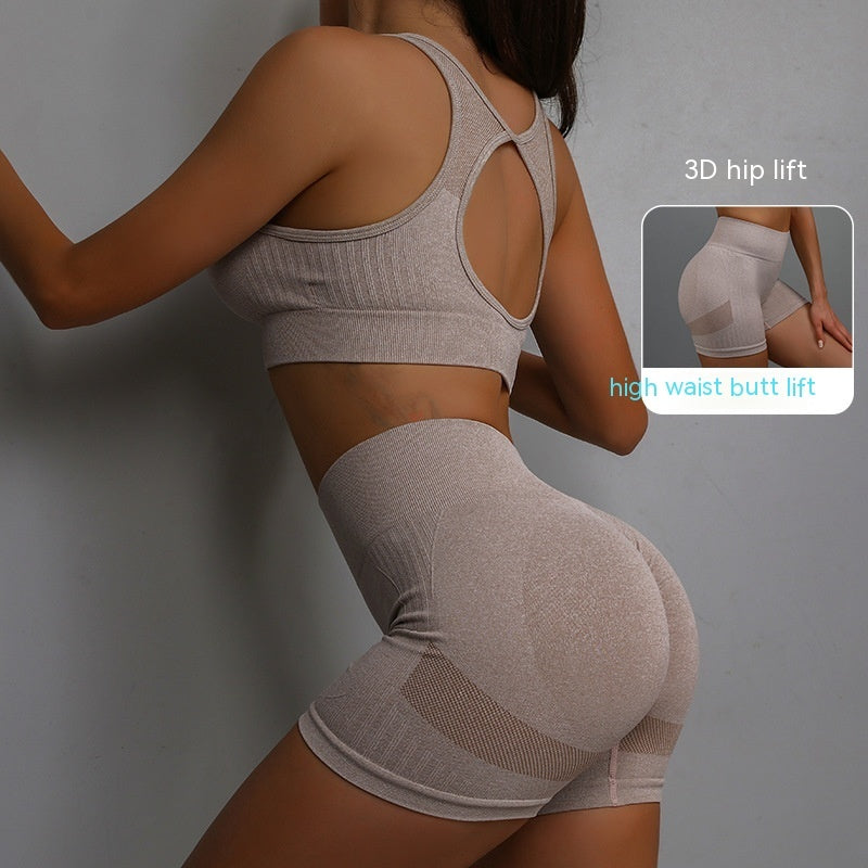 Ensemble de sport 2 pièces pour femme, short respirant rehaussant les hanches et soutien-gorge ajouré dans le dos.