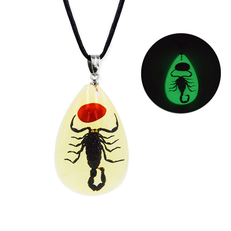 Collar luminoso de escorpión con colgante de gota de agua de resina animal.