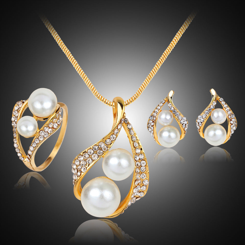 Ensemble de trois pièces : boucles d'oreilles, colliers, bagues et perles