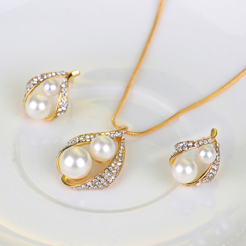 Ensemble de trois pièces : boucles d'oreilles, colliers, bagues et perles