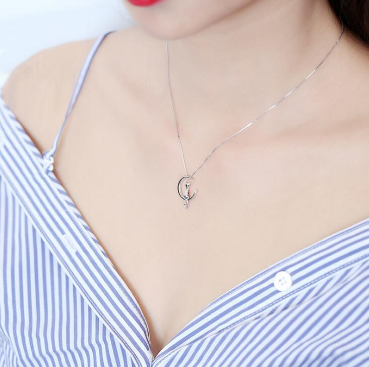 Collar de eslabones redondos blancos de moda para mujer con colgante de luna grande y gato con circonita cúbica, regalo perfecto para mujeres y niñas.