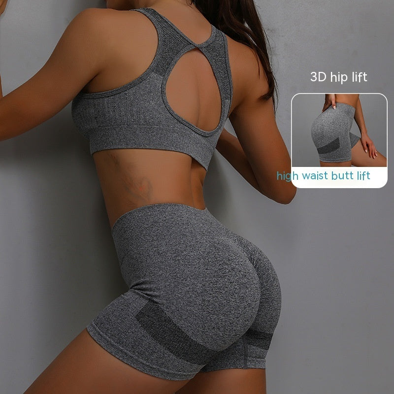 Ensemble de sport 2 pièces pour femme, short respirant rehaussant les hanches et soutien-gorge ajouré dans le dos.