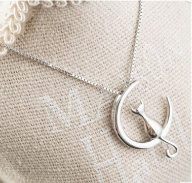 Collar de eslabones redondos blancos de moda para mujer con colgante de luna grande y gato con circonita cúbica, regalo perfecto para mujeres y niñas.