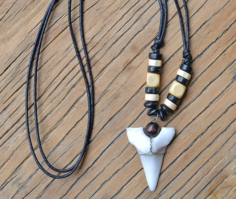 Colliers pour hommes et femmes avec pendentif imitation dent de requin