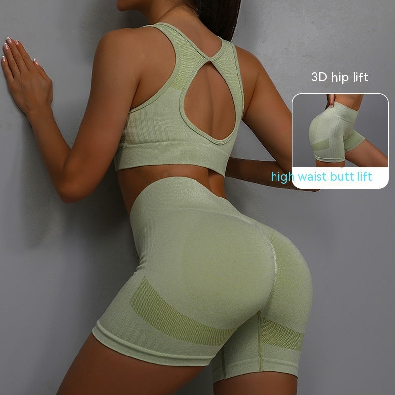 Ensemble de sport 2 pièces pour femme, short respirant rehaussant les hanches et soutien-gorge ajouré dans le dos.