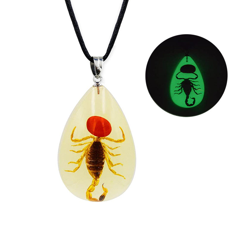Collar luminoso de escorpión con colgante de gota de agua de resina animal.
