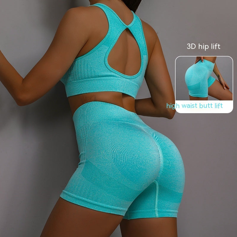 Ensemble de sport 2 pièces pour femme, short respirant rehaussant les hanches et soutien-gorge ajouré dans le dos.