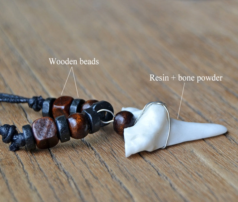Colliers pour hommes et femmes avec pendentif imitation dent de requin