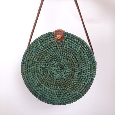 Sac tissé en rotin coloré