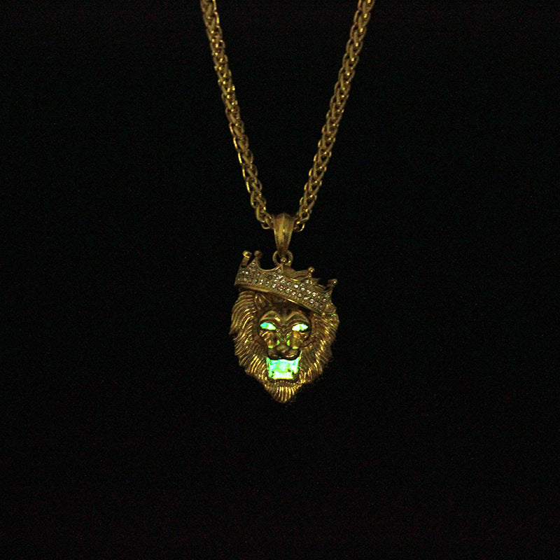 Europa y Estados Unidos venden collares luminosos de hip-hop con corona de león y diamantes para hombre. Colgante luminoso unisex de hip-hop chapado en oro.
