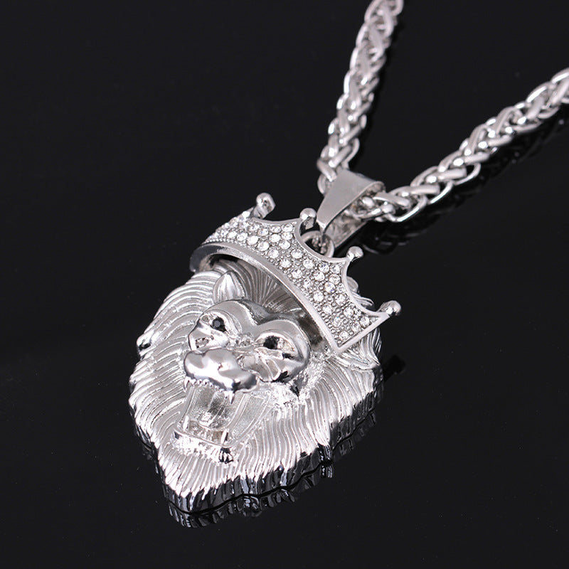 Europa y Estados Unidos venden collares luminosos de hip-hop con corona de león y diamantes para hombre. Colgante luminoso unisex de hip-hop chapado en oro.