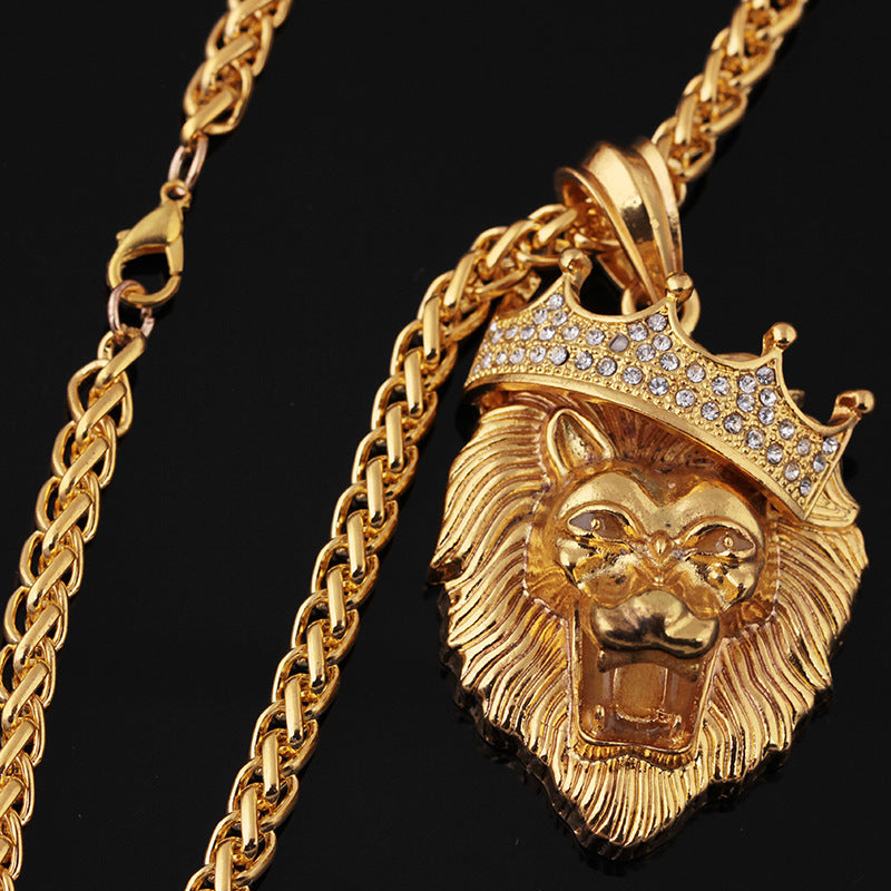 Europa y Estados Unidos venden collares luminosos de hip-hop con corona de león y diamantes para hombre. Colgante luminoso unisex de hip-hop chapado en oro.