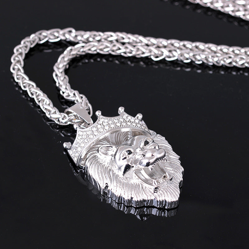Europa y Estados Unidos venden collares luminosos de hip-hop con corona de león y diamantes para hombre. Colgante luminoso unisex de hip-hop chapado en oro.