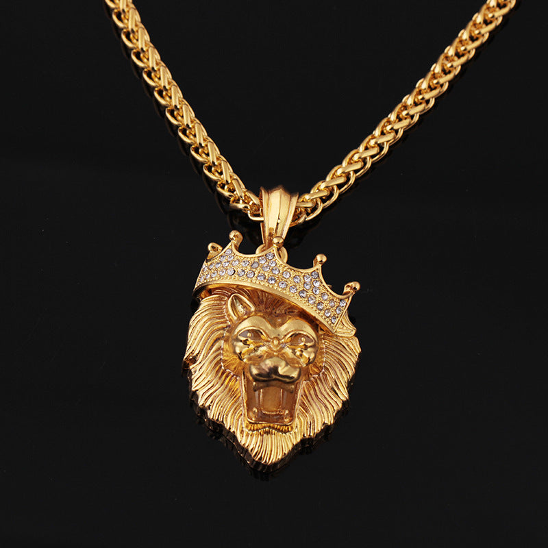 Europa y Estados Unidos venden collares luminosos de hip-hop con corona de león y diamantes para hombre. Colgante luminoso unisex de hip-hop chapado en oro.