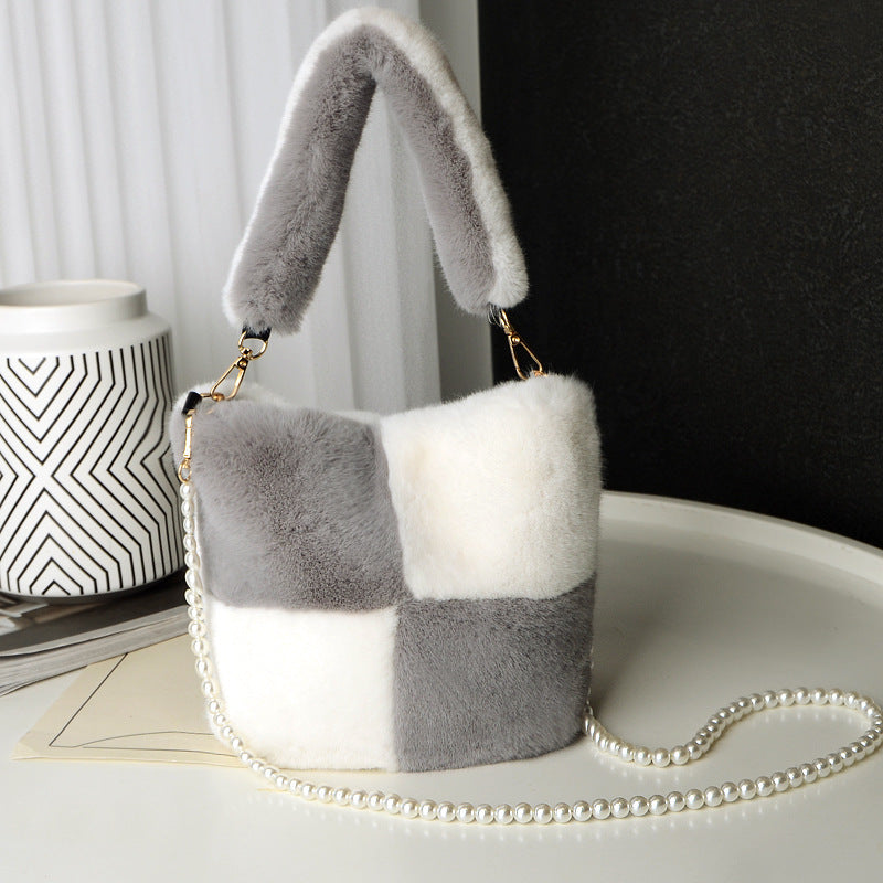 Sac seau en peluche à damier avec chaîne en perles, sacs à main de luxe tendance pour femmes, sacs à bandoulière personnalisés - LUXARAH