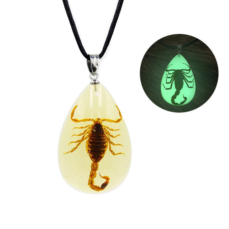 Collar luminoso de escorpión con colgante de gota de agua de resina animal.