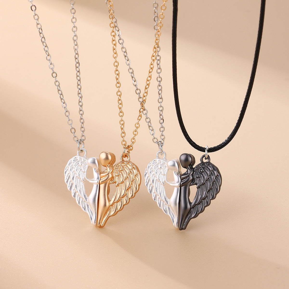 Dos nuevos collares magnéticos de alas de ángel en diferentes colores también se pueden usar como joyería para un buen amigo para conmemorar la amistad.