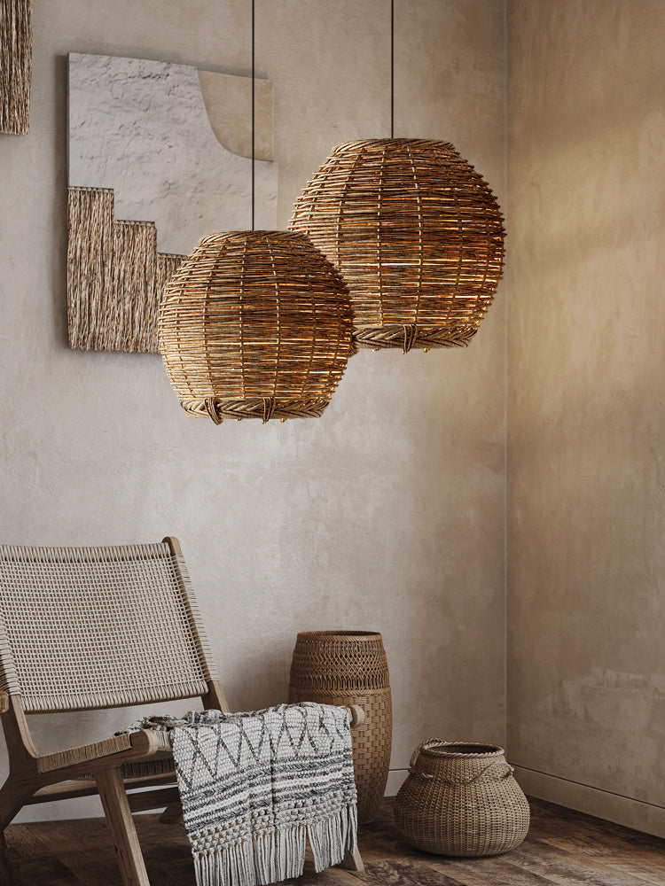 Lustre en rotin au chevet du bureau du Wabi Sabi B&B - LUXARAH
