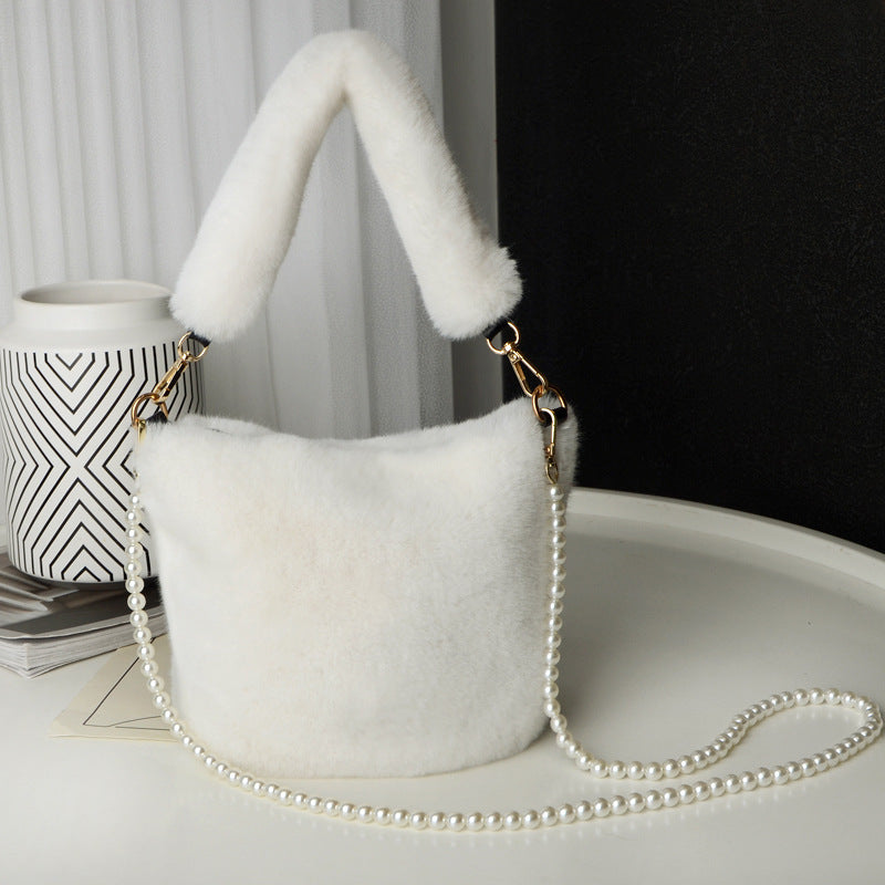 Sac seau en peluche à damier avec chaîne en perles, sacs à main de luxe tendance pour femmes, sacs à bandoulière personnalisés - LUXARAH