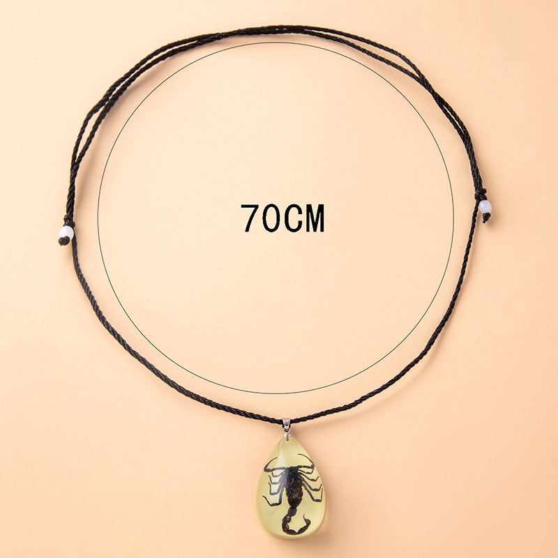 Collar luminoso de escorpión con colgante de gota de agua de resina animal.