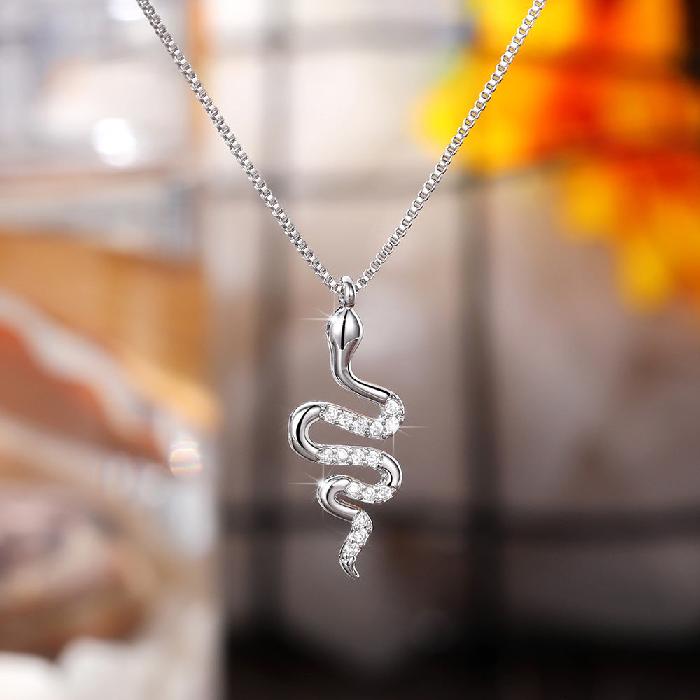 Collier pendentif serpent tendance pour femme avec zircone éblouissante, accessoire de fête élégant, cadeau délicat, bijoux animaux pour femmes, bijoux fantaisie