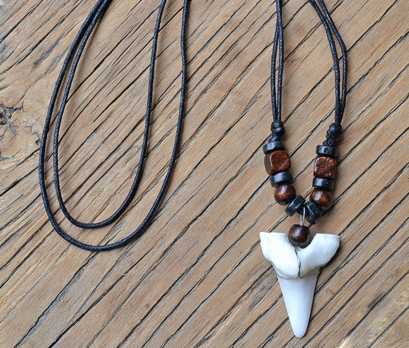 Colliers pour hommes et femmes avec pendentif imitation dent de requin