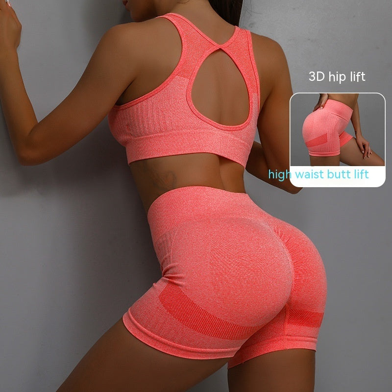 Ensemble de sport 2 pièces pour femme, short respirant rehaussant les hanches et soutien-gorge ajouré dans le dos.
