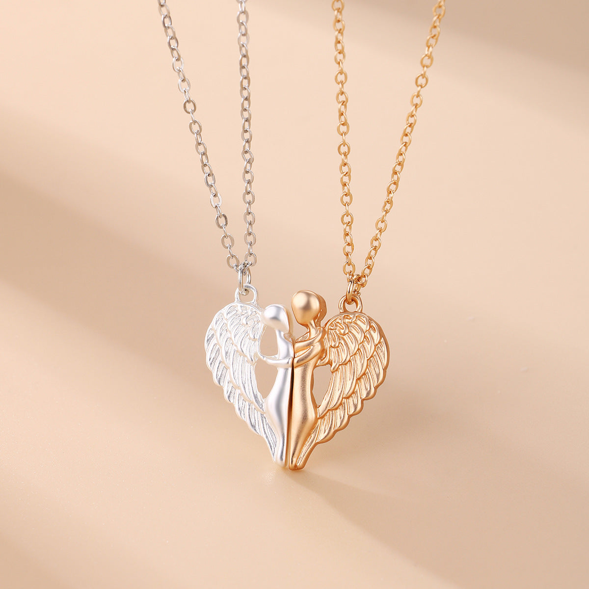 Dos nuevos collares magnéticos de alas de ángel en diferentes colores también se pueden usar como joyería para un buen amigo para conmemorar la amistad.