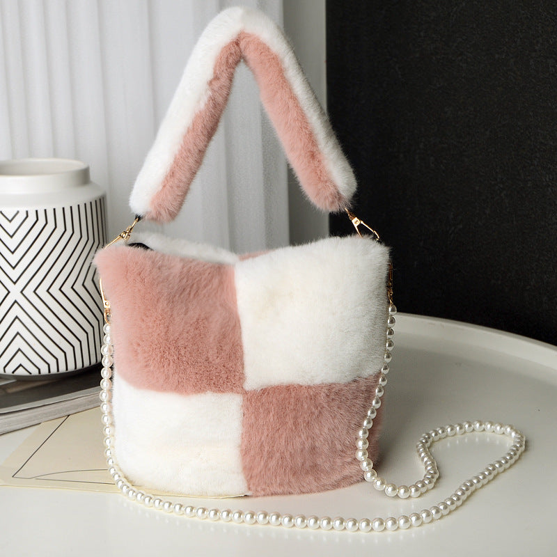 Sac seau en peluche à damier avec chaîne en perles, sacs à main de luxe tendance pour femmes, sacs à bandoulière personnalisés - LUXARAH