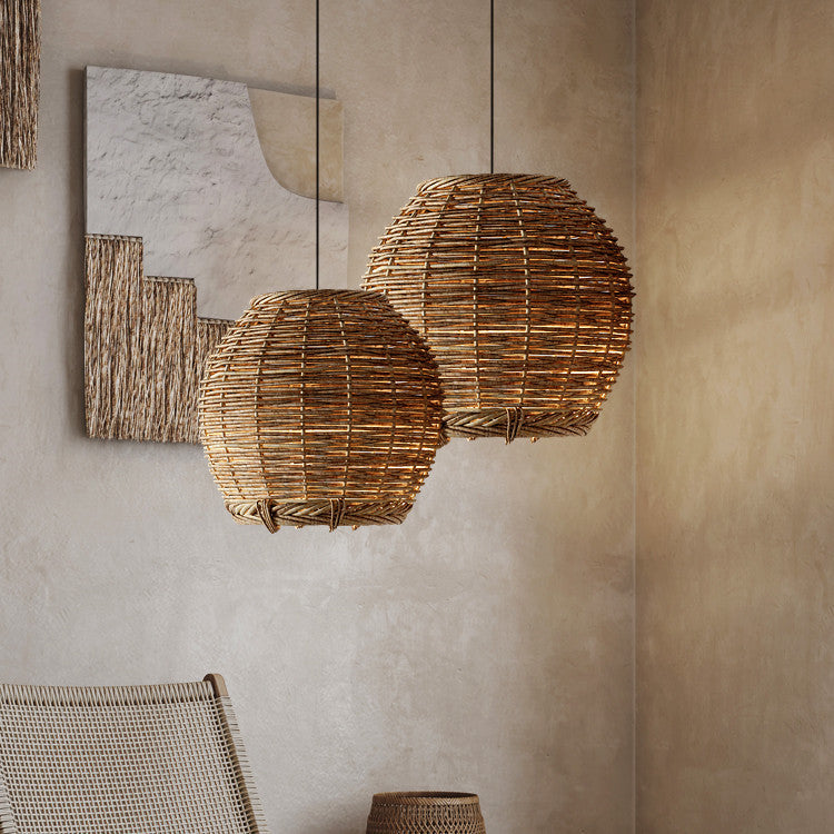 Lustre en rotin au chevet du bureau du Wabi Sabi B&B - LUXARAH