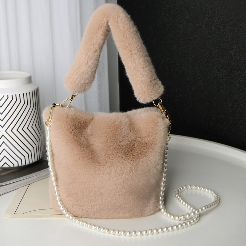 Sac seau en peluche à damier avec chaîne en perles, sacs à main de luxe tendance pour femmes, sacs à bandoulière personnalisés - LUXARAH