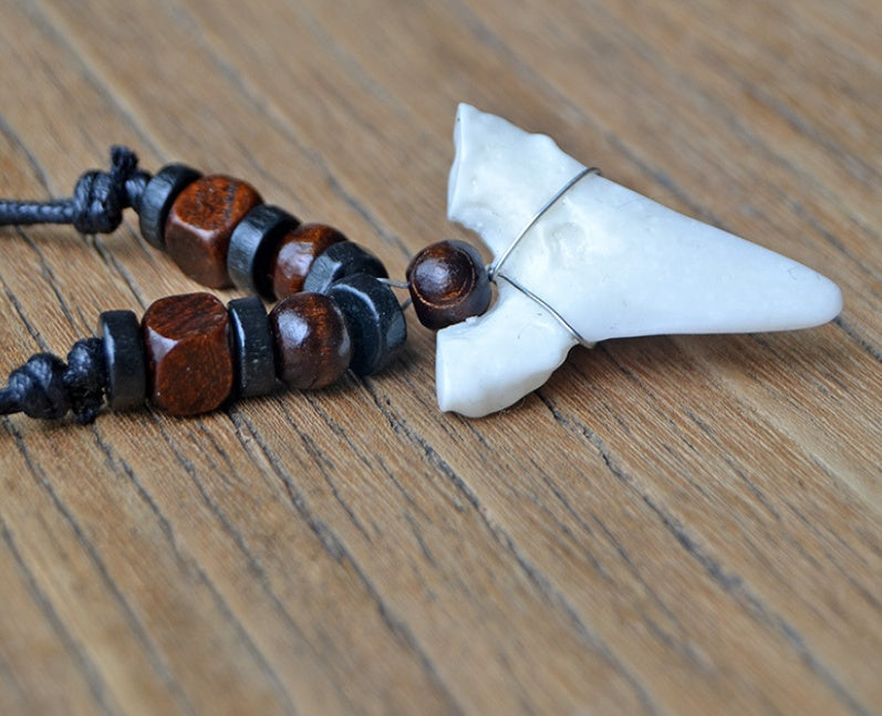 Colliers pour hommes et femmes avec pendentif imitation dent de requin