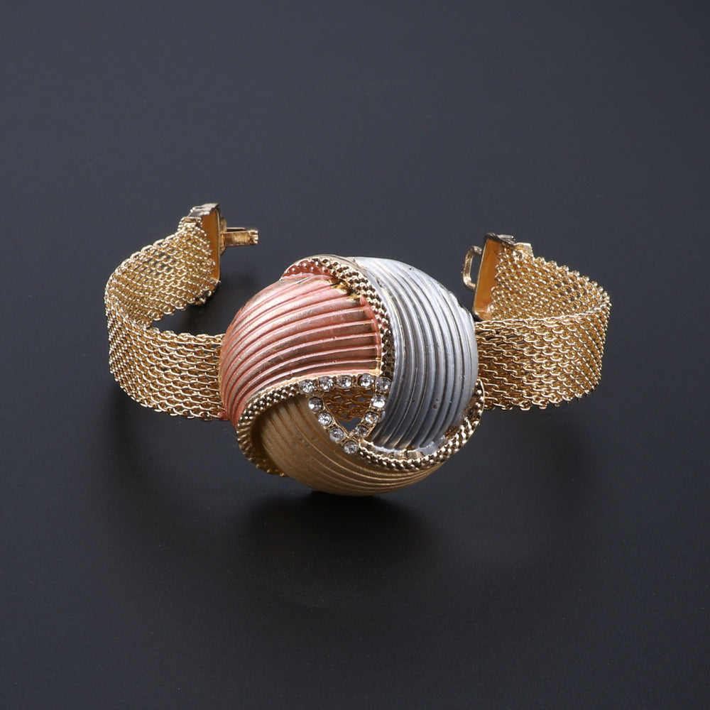 Ensemble boucles d'oreilles, colliers et bracelets tricolores