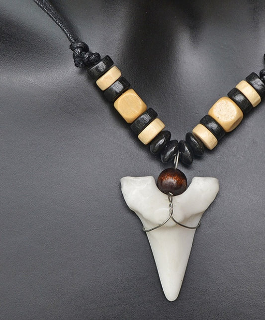Colliers pour hommes et femmes avec pendentif imitation dent de requin