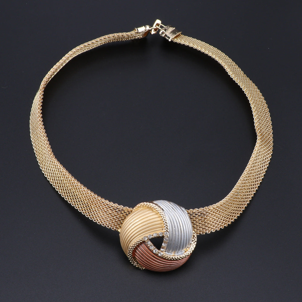 Ensemble boucles d'oreilles, colliers et bracelets tricolores