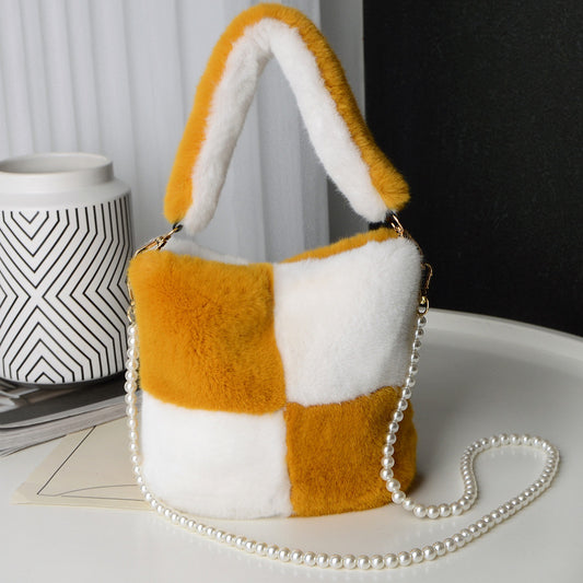 Sac seau en peluche à damier avec chaîne en perles, sacs à main de luxe tendance pour femmes, sacs à bandoulière personnalisés