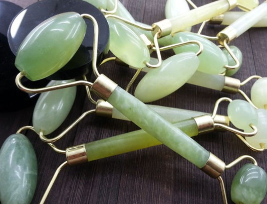 Massage du visage au jade de beauté