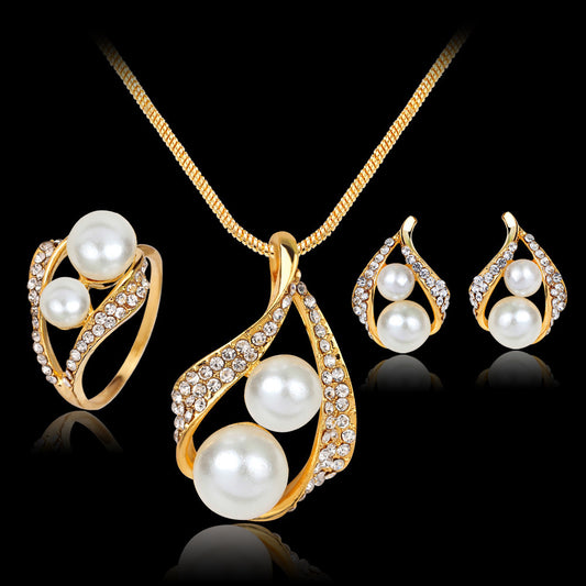 Ensemble de trois pièces : boucles d'oreilles, colliers, bagues et perles