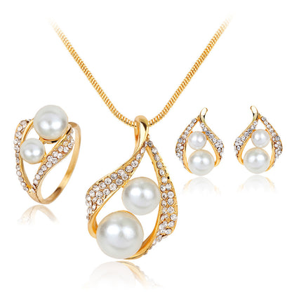 Ensemble de trois pièces : boucles d'oreilles, colliers, bagues et perles