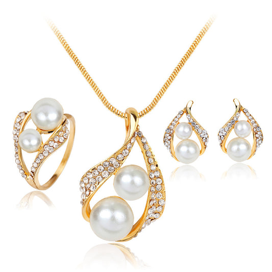 Ensemble de trois pièces : boucles d'oreilles, colliers, bagues et perles