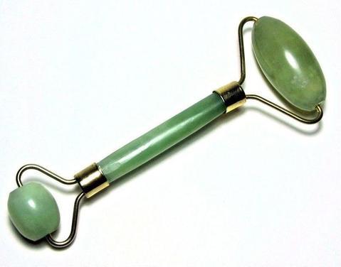 Massage du visage au jade de beauté